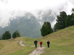 Trekkers heading out from Refugio Firenze